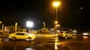 Jalan-jalan di Irak terlihat ramai saat waktu sahur, Irak, Kamis (9/7/2015). Setelah hampir 10 tahun tak boleh keluar malam, kini warga Irak bisa sahur bersama di Kafe. (Reuters/ Thaier Al-Sudani)