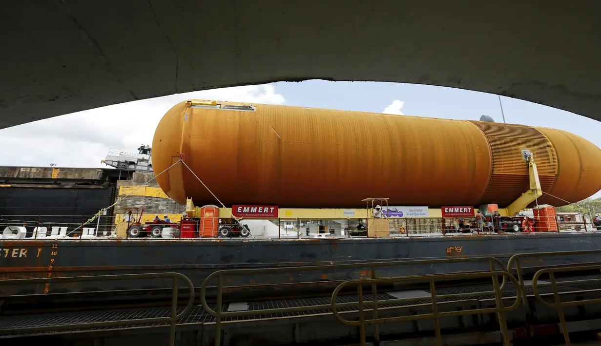 Tangki eksternal pesawat ulang alik atau Space Shuttle External Tank (ET) saat diangkut menggunakan kapal di  Colon City, Panama, (25/4). Tangki ini nantinya akan dikirim ke California. (REUTERS / Carlos Jasso)