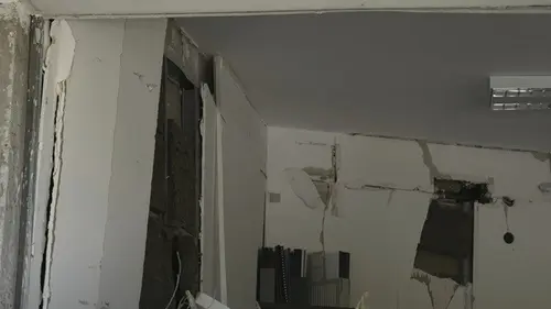 Sebuah kantor di dalam gedung Institut Sains Weizmann di Rehovot, Israel, rusak akibat serangan rudal Iran, Kamis, (19/6/2025).