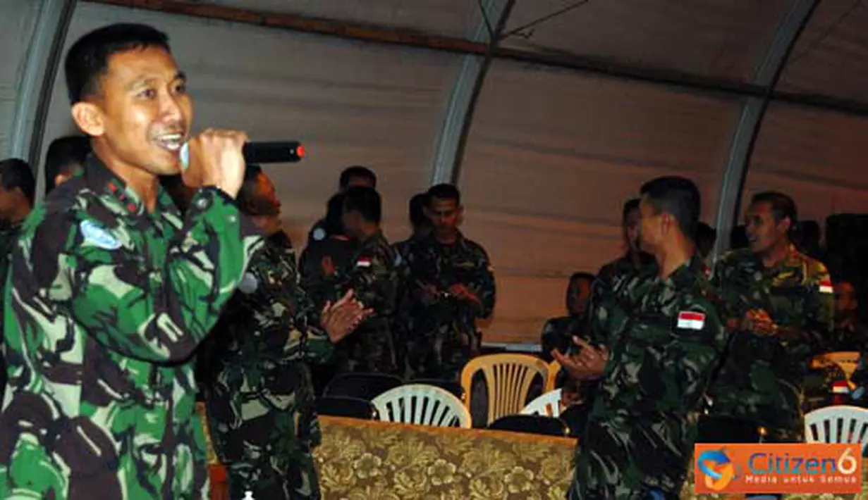 Citizen6, Lebanon: Perwakilan kompi maupun markas batalyon menunjukkan kebolehan olah vokal di malam inaugurasi. (Pengirim: Badarudin Bakri Badar)