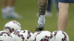 Ungkapan kedekatan dengan anak menjadi satu alasan Messi membuat tato. Tato desain tulisan nama putra pertamanya, Tiago, pada bagian betis kiri. Kaki kiri tersebut sering digunakan Messi saat mencetak gol. (AFP/Juan Mabromata)
