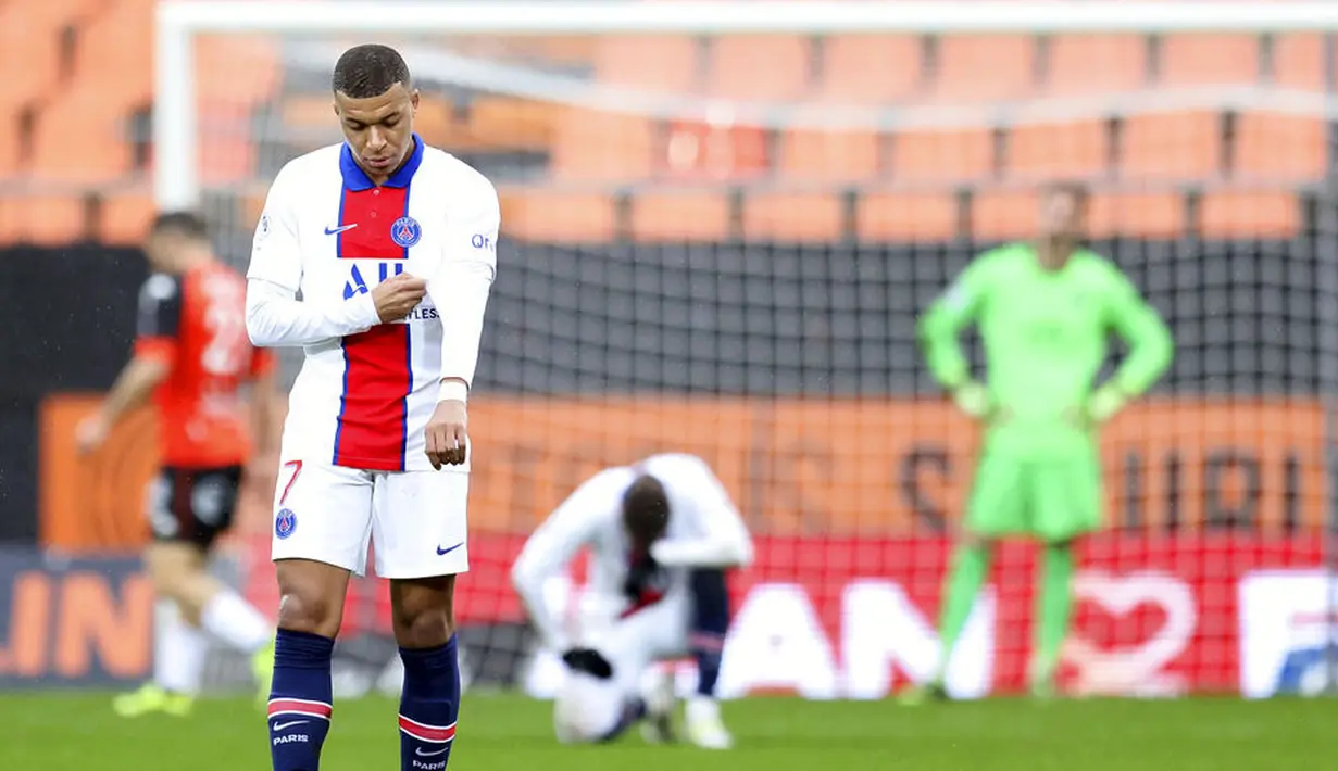 Striker Paris Saint-Germain (PSG), Kylian Mbappe, tampak lesu usai ditaklukkan Lorient pada laga Liga Prancis di Stadion Moustoir, Minggu (31/1/2021). PSG takluk dengan skor 3-2. (AP/David Vincent)