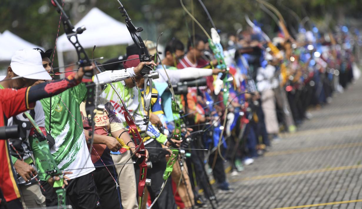 Sejumlah peserta membidik sasaran saat eksibisi nomor Barebow dalam Seleksi Nasional (Seleknas) Pengurus Besar Persatuan Panahan Indonesia (PB Perpani) di Lapangan Panahan, Gelora Bung Karno, Senayan, Jakarta, Rabu (8/3/2023). Barebow sendiri merupakan salah satu cabang panahan baru, yang tidak menggunakan alat bantu pada busurnya dengan jarak bidikan 50 meter. (Dok. PB Perpani)