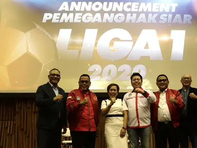 Direktur Program SCM, Harsiwi Achmad, dan Direktur PT LIB, Cucu Sumantri, saat konfrensi pers hak siar Liga 1 2020 di SCTV Tower, Senayan, Jakarta, Rabu (12/2). Emtek kembali pegang hak siar Liga 1 2020.(Bola.com/Yoppy Renato)