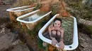 Seorang pengunjung saat menikmati bak mandi alami di Mystic Hot Springs di Utah, Amerika Serikat. Disini pengunjung dapat menikmati bak air panas alami yang turun dari perbukitan ini. (Dailymail.co.uk)
