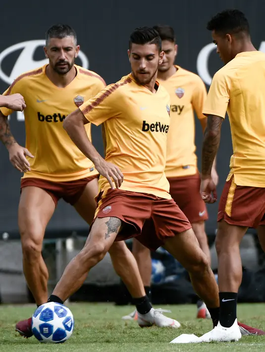 Gelandang Roma, Lorenzo Pellegrini (tengah) bersama rekan setimnya saat berlatih di Trigoria, pinggiran Roma, Italia, Selasa (18/9). AS Roma akan bermain di markas Real Madrid pada Kamis, 20 September 2018 dini hari. (Filippo MONTEFORTE/AFP)