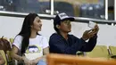 Ariel Tatum berfoto bersama fans di tribun VIP menyaksikan laga Persija Jakarta melawan Sriwijaya FC di Stadion Wibawa Mukti, Cikarang, Jumat (16/6/2017). (Bola.com/Nicklas Hanoatubun)