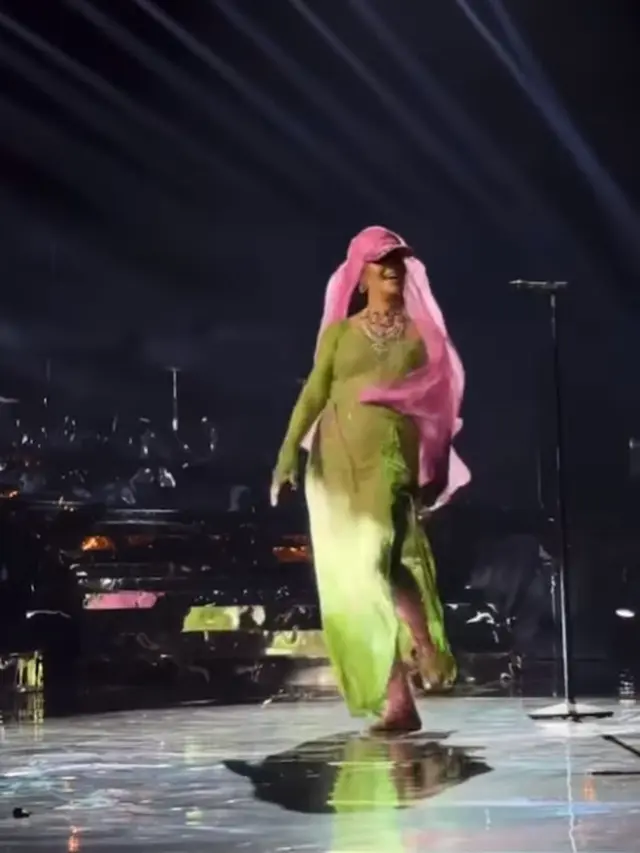 Gaya Rihanna Manggung di Pernikahan Miliarder India dengan Gaun Transparan dan Kaki Nyeker