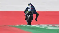 Pembalap Suzuki ECSTAR, Joan Mir, saat mengikuti latihan bebas (FP3) MotoGP Styria di Sirkuit Red Bull Ring, Austria, Sabtu (22/8/2020). Joan Mir finis pertama pada FP3 MotoGP Styria dengan catatan waktu 1 menit 23,456 detik. (AFP/Joe Klamar)