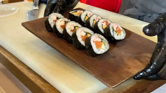 <p>Maki sushi roll, salah satu makanan khas Jepang yang diperkenalkan dalam rangka perayaan 50 tahun hubungan Jepang dan ASEAN. (Liputan6/Benedikta Miranti)</p>