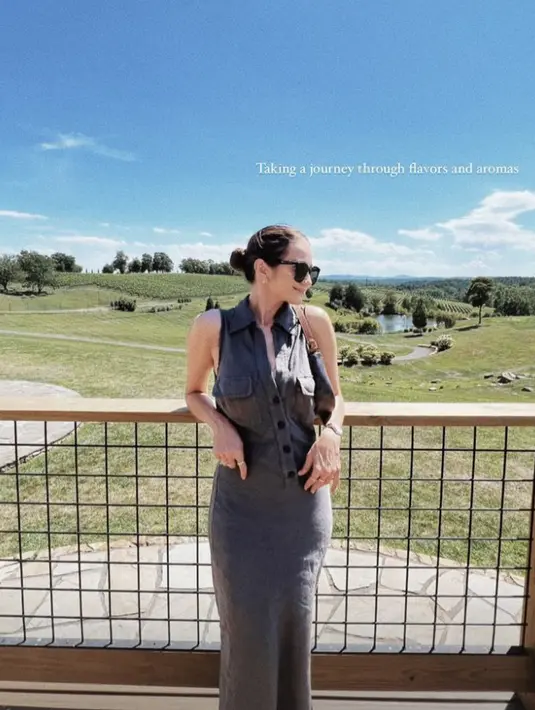 Sejak menikah dan menetiap di Amerika, Enzy terlihat begitu sederhana. Bahkan gaya rambutnya juga sangat mudah ditiru. [Foto: Instagram/ Enzy Storia]