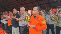 Keluarga pekerja tambang, masyarakat dan tim SAR gabungan sholat ghaib untuk delapan pekerja tambang yang terjebak di sumur tambang Banyumas. (Foto: Liputan6.com/Basarnas)