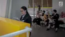 Peserta menghafal naskah selama kompetisi News Presenter dalam Emtek Goes To Campus 2018 di Surabaya, Selasa (13/11). Selain Kompetisi News Presenter, EGTC juga mengadakan workshop, inspiring sharing dan entertainment talk. (Liputan6.com/Faizal Fanani)