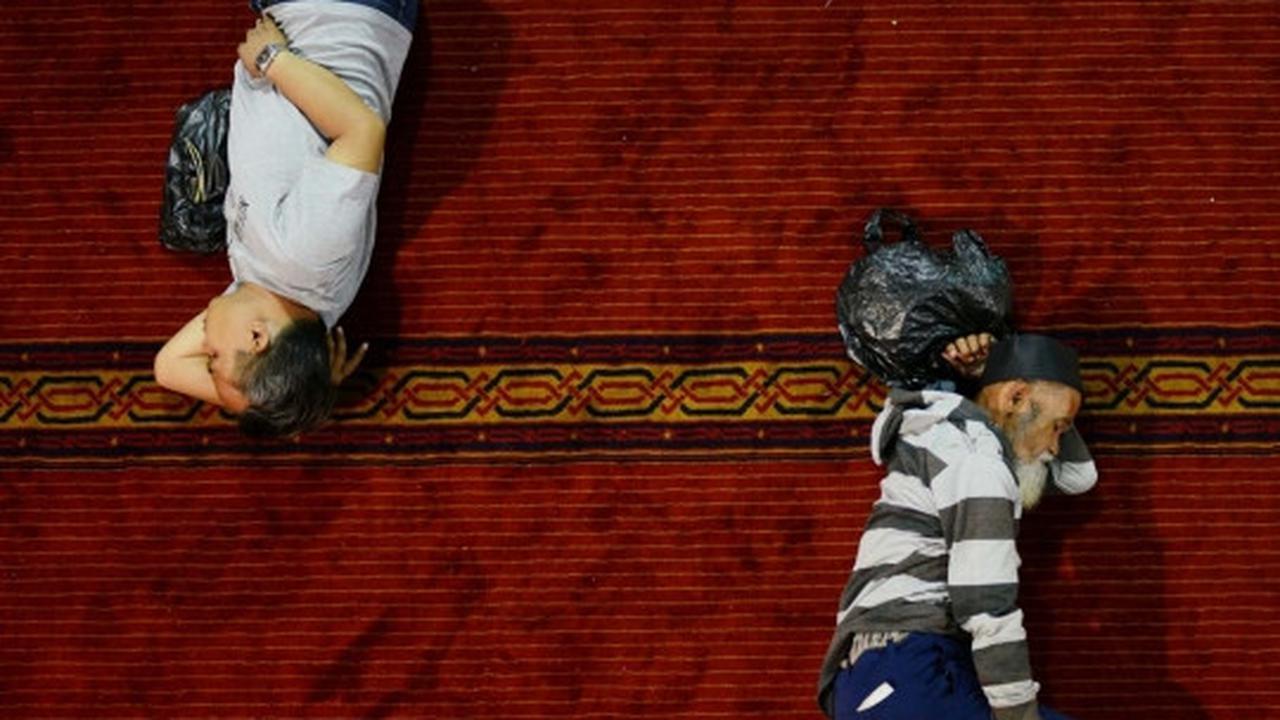 Ratusan jemaah tertidur usai Jumatan di Masjid Istiqlal