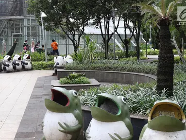 Pengunjung beraktivitas di sekitar Taman Menteng, Jakarta, Kamis (1/6). Meskipun pada 1 Juni merupakan libur nasional memperingati hari lahir Pancasila, namun di Taman Menteng lebih sepi dibanding hari libur lainnya. (Liputan6.com/Immanuel Antonius)