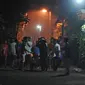 Sejumlah anak menggunakan alat musik dari tong sampah untuk membangunkan warga saat sahur di kawasan Mekarsari, Depok, Jawa Barat, Rabu (8/5/2019). Dengan alat seadanya, anak-anak penuh semangat berkeliling membangunkan warga sekitar untuk sahur. (Liputan6.com/Herman Zakharia)