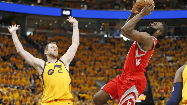 Aksi James Harden saat Rockets kalahkan Jazz di gim keempat play-off NBA putaran kedua
