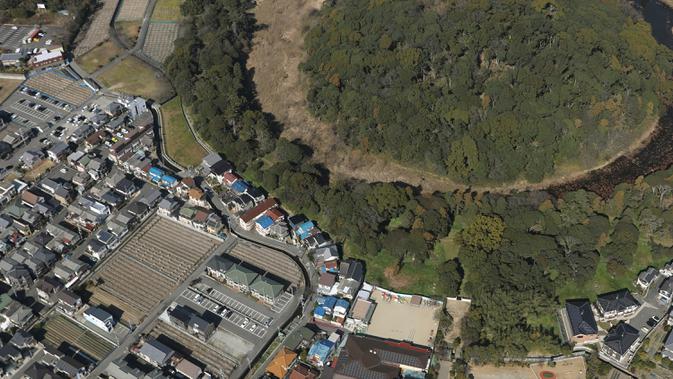 Pandangan udara menunjukkan sebagian gundukan makam dari kompleks makam kuno Mozu-Furuichi (Mozu-Furuichi Kofun Group) di Provinsi Osaka, Jepang, Selasa (4/2/2020). Makam di sini berbentuk menyerupai lubang kunci, kotak, hingga bulat. (Xinhua/Du Xiaoyi)