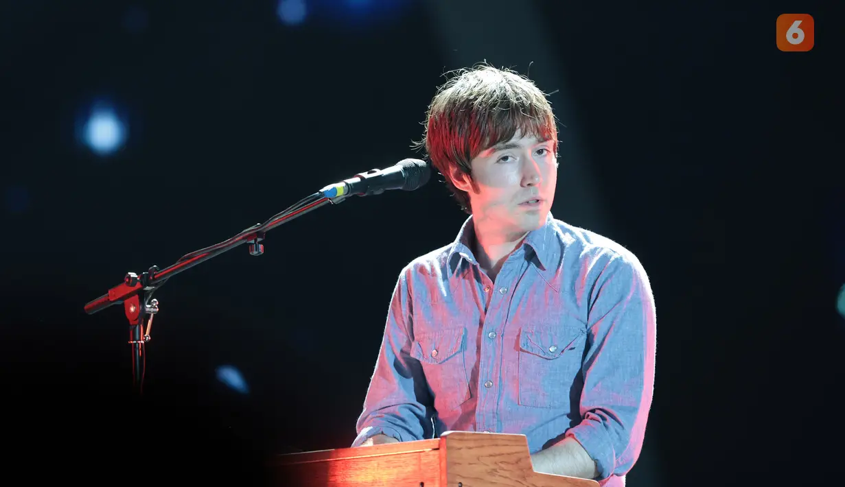 Matt Maltese menghadirkan suasana intim di malam pertama LaLaLa Festival 2026 di JIExpo Kemayoran, Jakarta. Tanpa banyak ornamen, penyanyi sekaligus penulis lagu asal Inggris itu tampil sederhana di balik piano, ditemani alunan bass. Kesederhanaan tersebut justru membuat penampilannya terasa hangat, sementara penonton larut menikmati setiap nada dan lirik yang dibawakannya. (KLY/Budy Santoso)