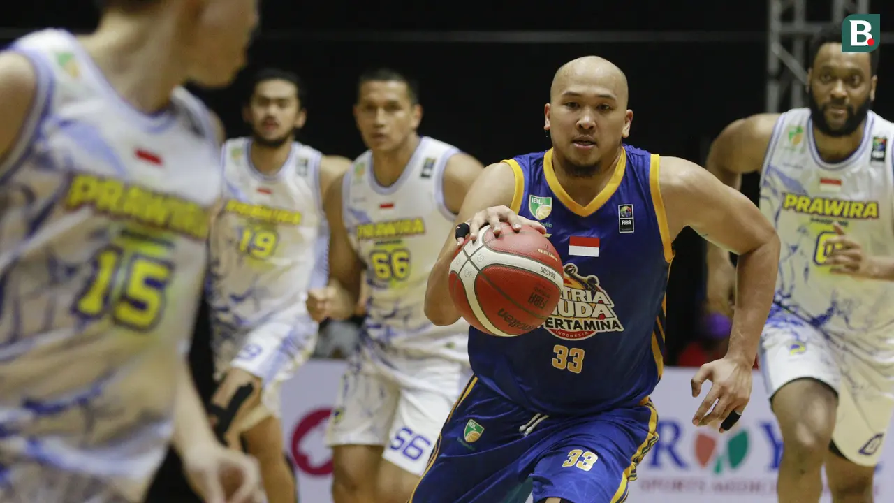 Foto: Aksi Memukau Arki Wisnu Saat Satria Muda Tumbangkan Prawira Bandung di IBL 2022
