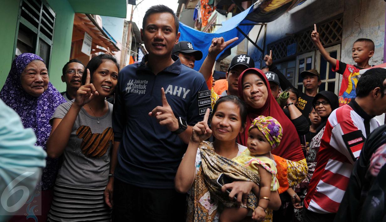 Calon Gubernur DKI Jakarta Agus Harimurti Yudhoyono (AHY) berfoto bersama warga saat blusukan di kawasan Kampung Pulo, Jakarta, Selasa (27/12). AHY datang ke tempat tersebut untuk mendengarkan keluhan warga. Liputan6.com/Gempur M Surya)