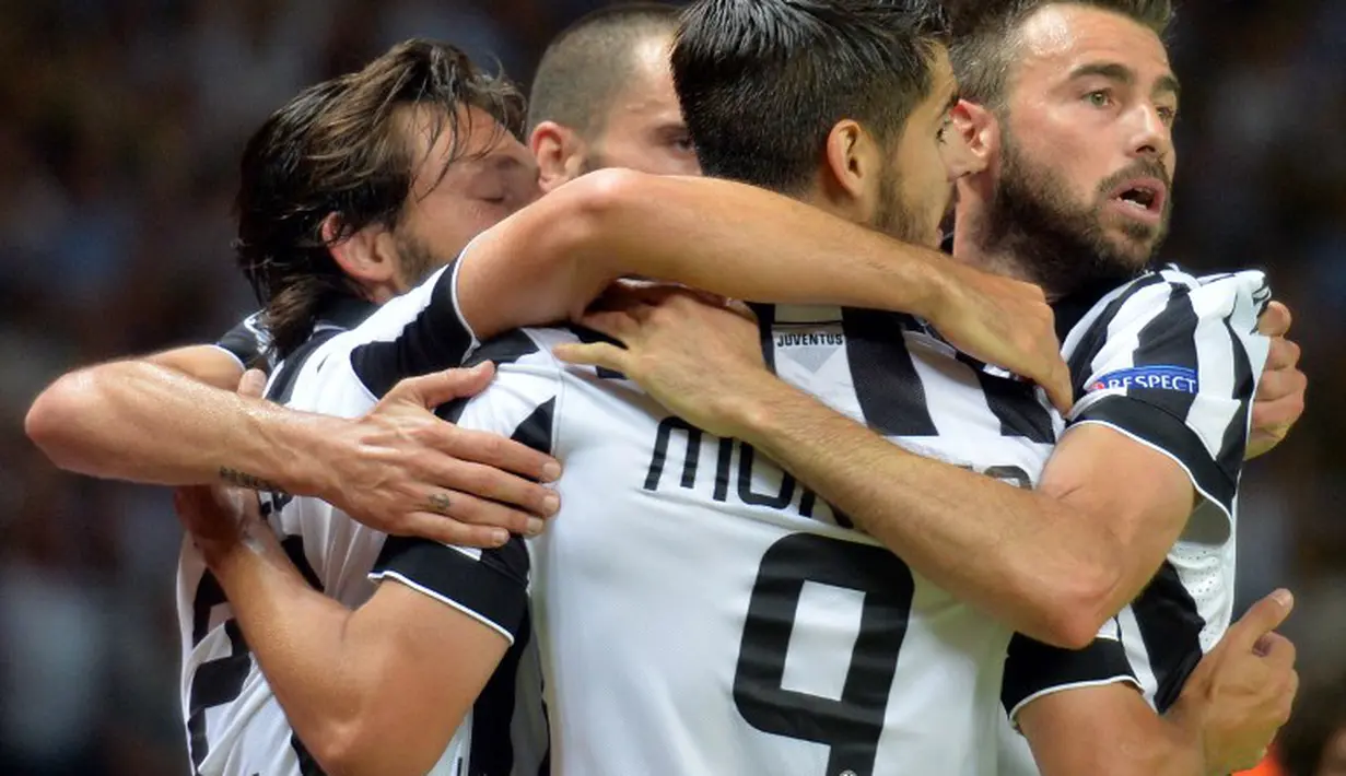 Alvaro Morata merayakan selebrasi bersama kawan setimnya usai menyamakan kedudukan menjadi 1-1 di laga final Liga Champions 2014-2015 di Olympiastadion, Berlin, Minggu (7/6/2015). Barcelona keluar sebagai pemenang dengan skor 3-1. (AFP Photo/Oliver Lang)