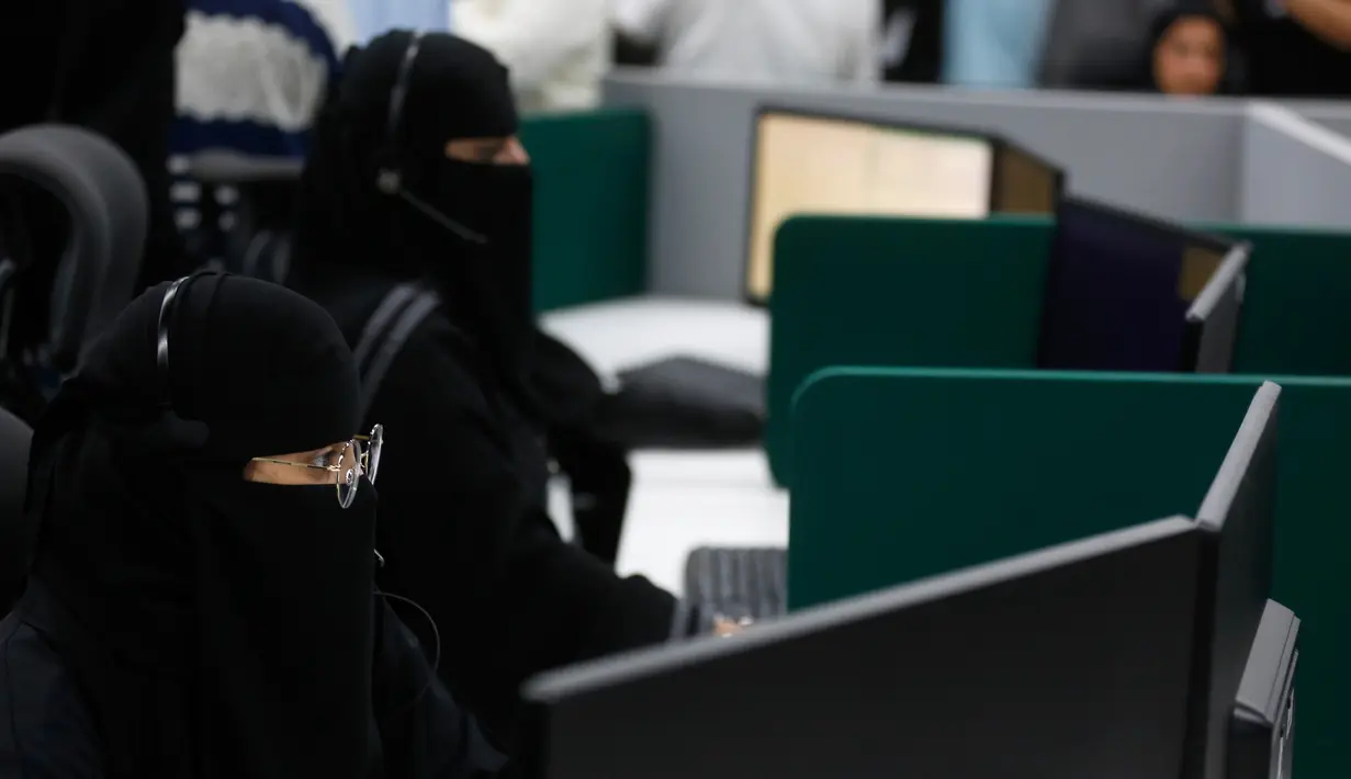 Petugas kepolisian Arab Saudi menerima telepon di Pusat Pemantauan 911, Makkah, Selasa (6/8/2019). Bagi jemaah haji, Pusat Pemantauan 911 siap melayani telepon Anda jika mengalami masalah. (AP Photo/Amr Nabil)