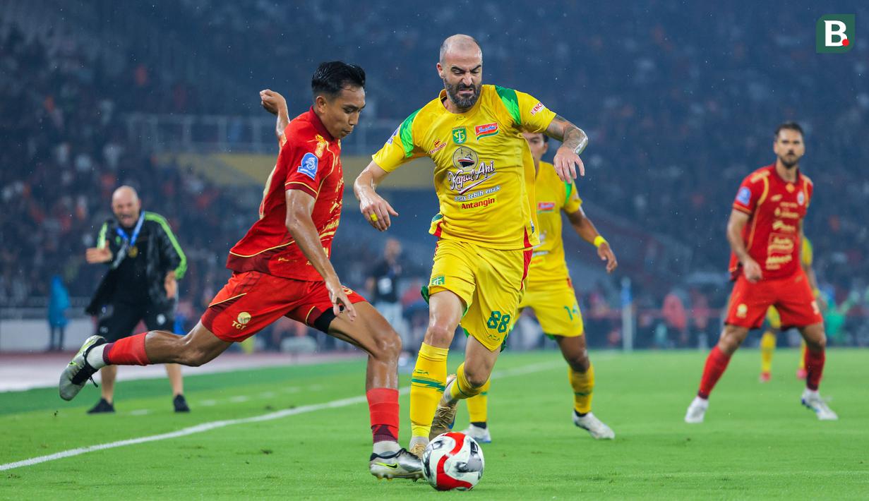 Pemain Persija Jakarta, Rayhan Hannan, melepaskan tendangan saat melawan Persebaya Surabaya pada laga pekan ke-27 BRI Super League di Stadion Utama Gelora Bung Karno, Jakarta, Sabtu (11/4/2026). (Bola.com/Bagaskara Lazuardi)