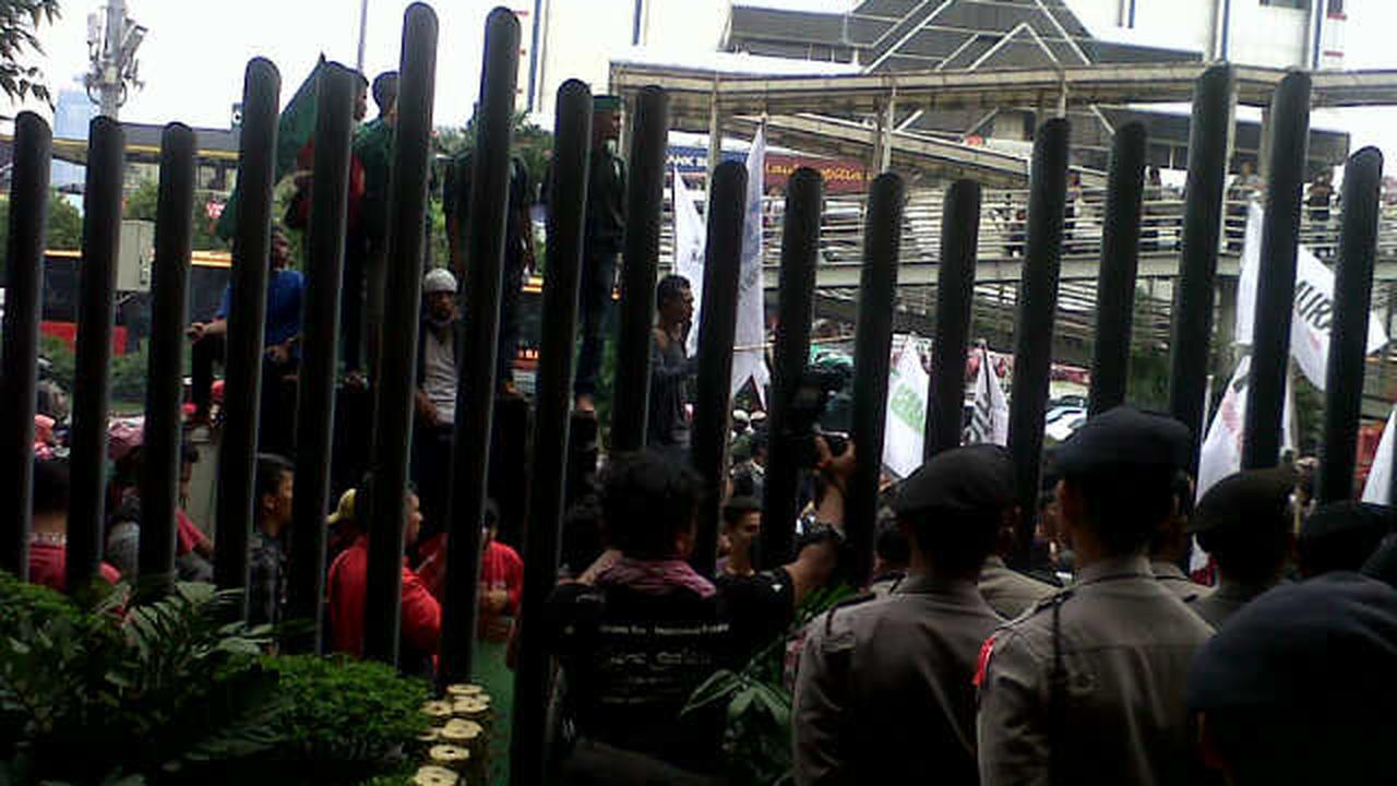 Dinilai Jual Agama, Caleg Petahana Demokrat Didemo di Bawaslu