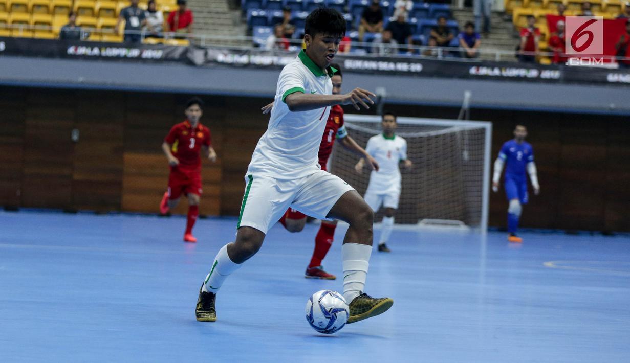 Pemain timnas futsal Indonesia Syauqi Saud membawa bola saat melawan Vietnam dalam laga ketiga futsal SEA Games 2017 di Shah Alam, Selangor,Malaysia, Jumat (25/8). Timnas futsal putra Indonesia kalah dengan skor 1-4. (Liputan6.com/Faizal Fanani)
