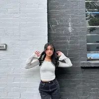 Kamu bisa memakai lengan panjang dengan celana panjang. Bagian rambit, kamu bisa mengikuti gaya Ypriko Angeline yang sengaja di curly agat terlihat semakin cantik