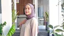 Ratu FTV Nina Zatulini semakin menawan dengan berhijab. Penampilan berhijabnya yang kece selalu terlihat dari sosok Nina Zatulini. Nina sangat pintar padu padankan outfit dengan hijab yang dikenakannya. (Liputan6.com/IG/ninazatulini22)