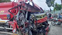 Truk tangki Pertamina mengalami tabrakan beruntun dengan truk tronton dan sepeda motor di jalan Pakah pungkasnya- Soko, tepatnya di Desa Trutup, Kecamatan Plumpang, Kabupaten Tuban, Senin (16/6/2025) sekitar pukul 16.00 WIB. (Liputan6.com/ Ahmad Adirin)