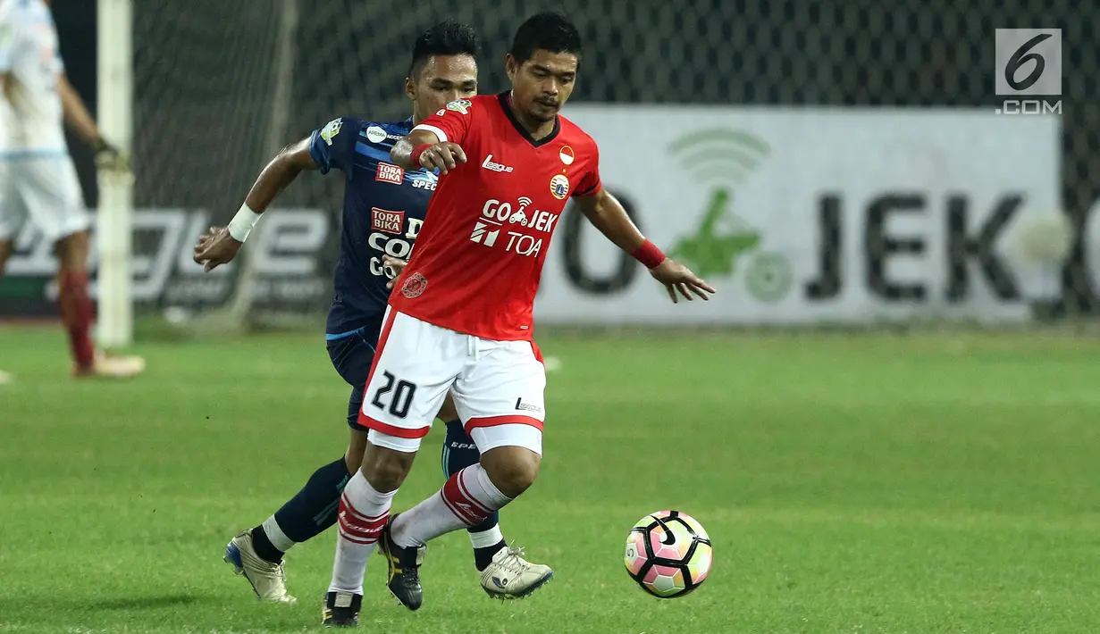 Penyerang Persija, Bambang Pamungkas berusaha melewati kawalan pemain Arema FC, Bagas Adi Nugroho saat laga lanjutan Liga 1 Indonesia di Stadion Patriot Candrabhaga, Bekasi, Jumat (2/6). Persija unggul 2-0 atas Arema FC. (Liputan6.com/Helmi Fithriansyah)