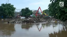 1500 ton sampah kiriman dari Bogor memenuhi jempatan Kampung Melayu setelah terbawa arus sungai Ciliwung.