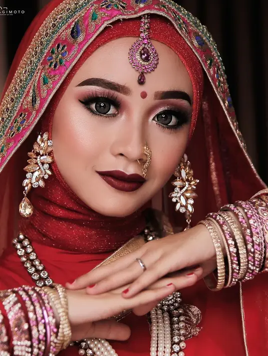 Dulu sebelum menikah, Ega D'Academy menjalani prewedding dengan Rafly. Tak tanggung-tanggung, ia memilih tema ala India. Makeup dan busana yang ia kenakan pun tampak begitu serasi, bak wanita India sungguhan. (Liputan6.com/IG/eganoviantika_98)