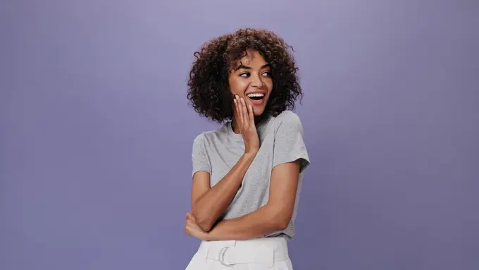 Perempuan dengan rambut ikal (Foto Dok: Freepik/lookstudio)