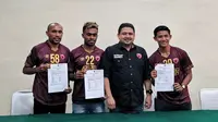 Firza Andika (kanan) bersama pemain anyar PSM lainnya dan CEO PSM, Munafri Arifuddin, di Makassar (4/2/2020). (Bola.com/Abdi Satria)