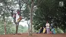 Anak-anak saat bermain di Taman Cempaka, Cipayung, Jakarta Timur, Minggu (7/7/2019). Banyak warga yang datang secara rombongan dengan membawa alas tikar dan makanan. (merdeka.com/Iqbal S Nugroho)