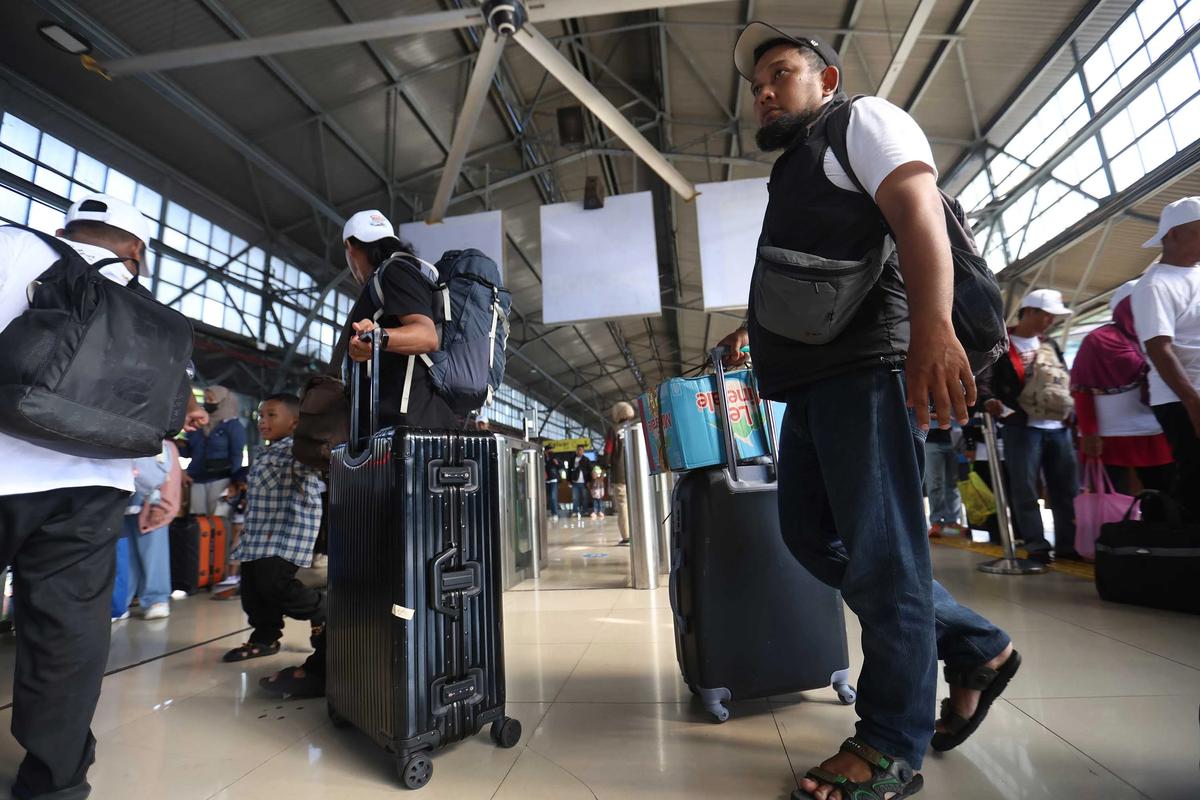 FOTO: Pemudik Mulai Padati Stasiun Pasar Senen Jelang Puncak Arus Mudik