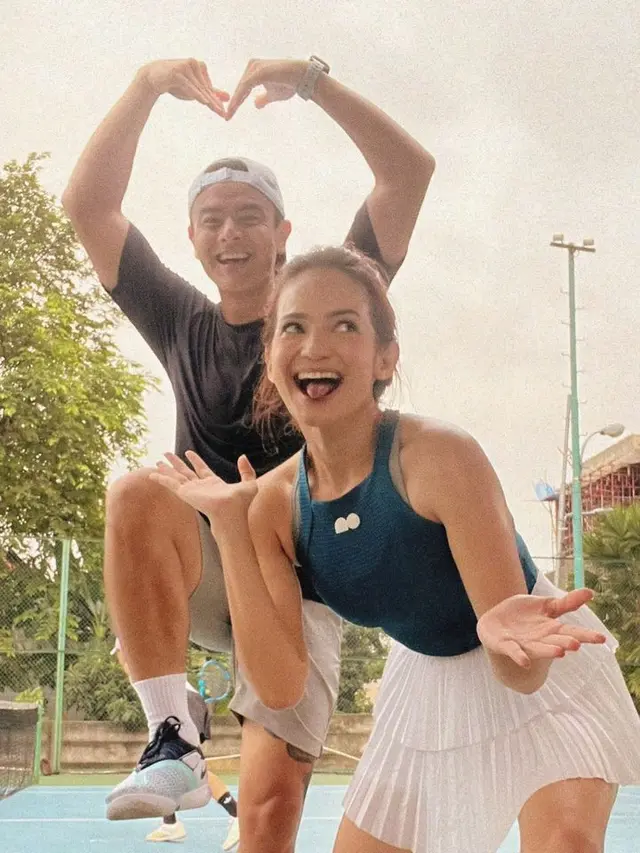 Siap Tanding, Ini 7 Potret Enzy Storia dan Dion Wiyoko Latian Tenis Bareng