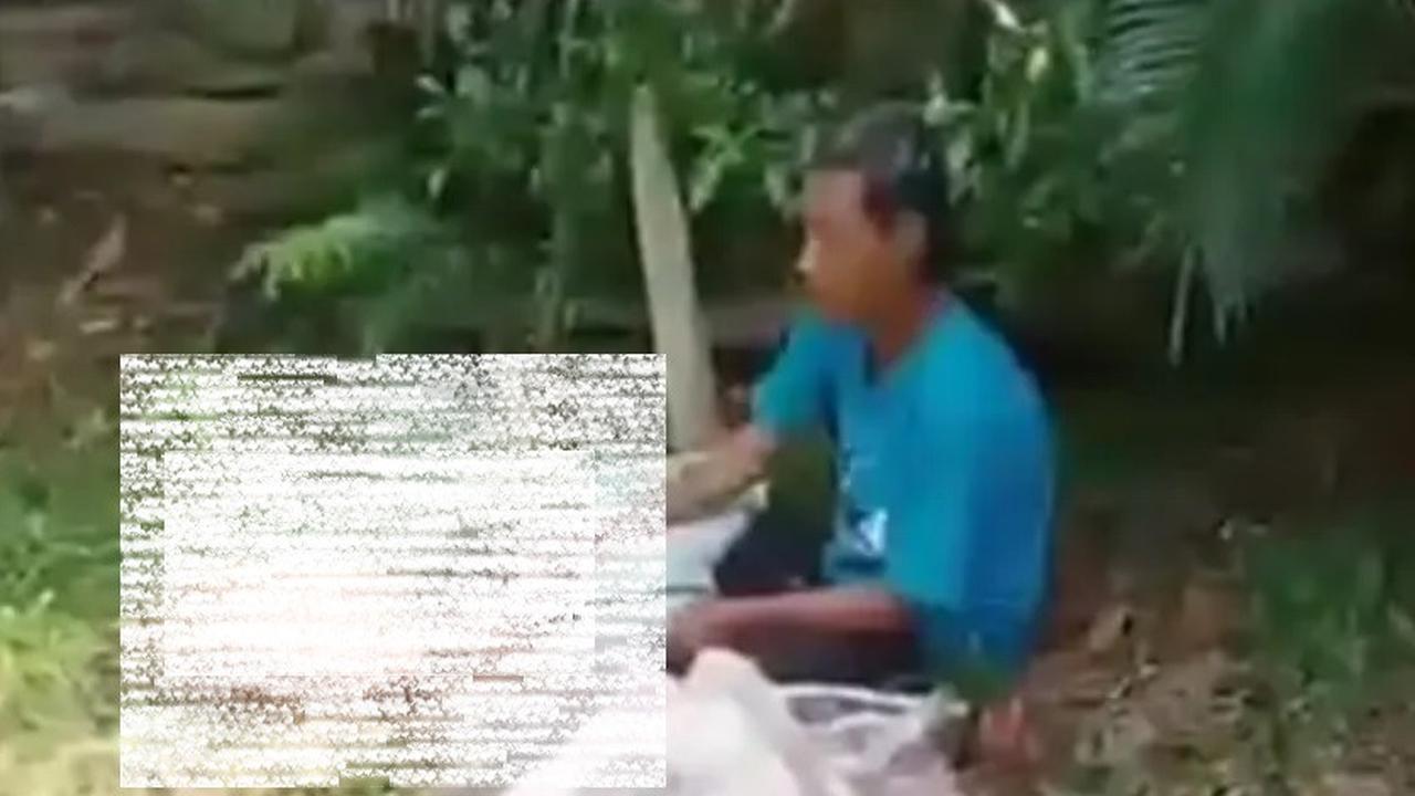 Seoarang pria diduga orang gila di depan penemuan mayat dugaan mutilasi yang terjadi di wilayah Kecamatan Cibalong, Garut, Jawa Barat. (Liputan6.com/Jayadi Supriadin)