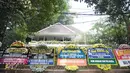 Suasana rumah duka Guruh Soekarnoputra di Jalan Sriwijaya Raya, Kebayoran Baru, Jakarta Selatan, Sabtu (26/9/2026). Sejumlah pelayat berdatangan untuk memberikan penghormatan terakhir kepada putra bungsu Presiden pertama RI Soekarno tersebut. (KLY/Budy Santoso)