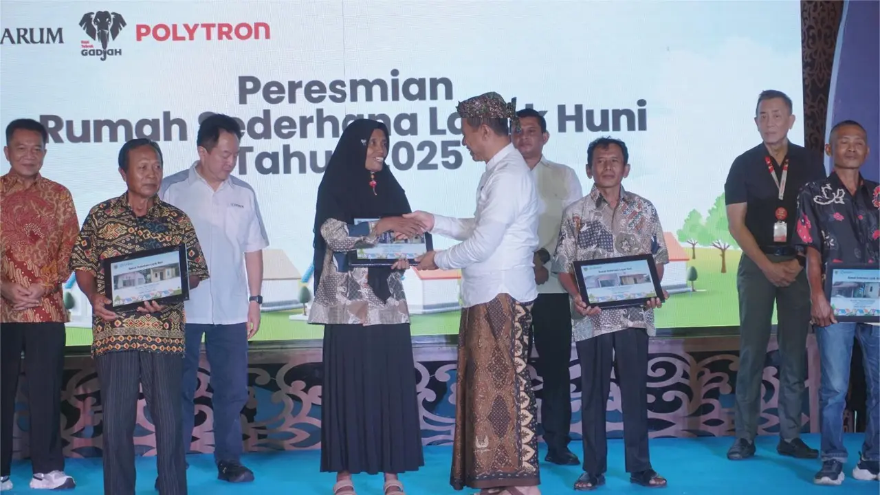 Bupati Kudus Sam’ani Intakoris menyalami sejumlah penerima manfaat bantuan program RSLH di Pendopo Kabupaten Kudus. (Liputan6.com/ist)