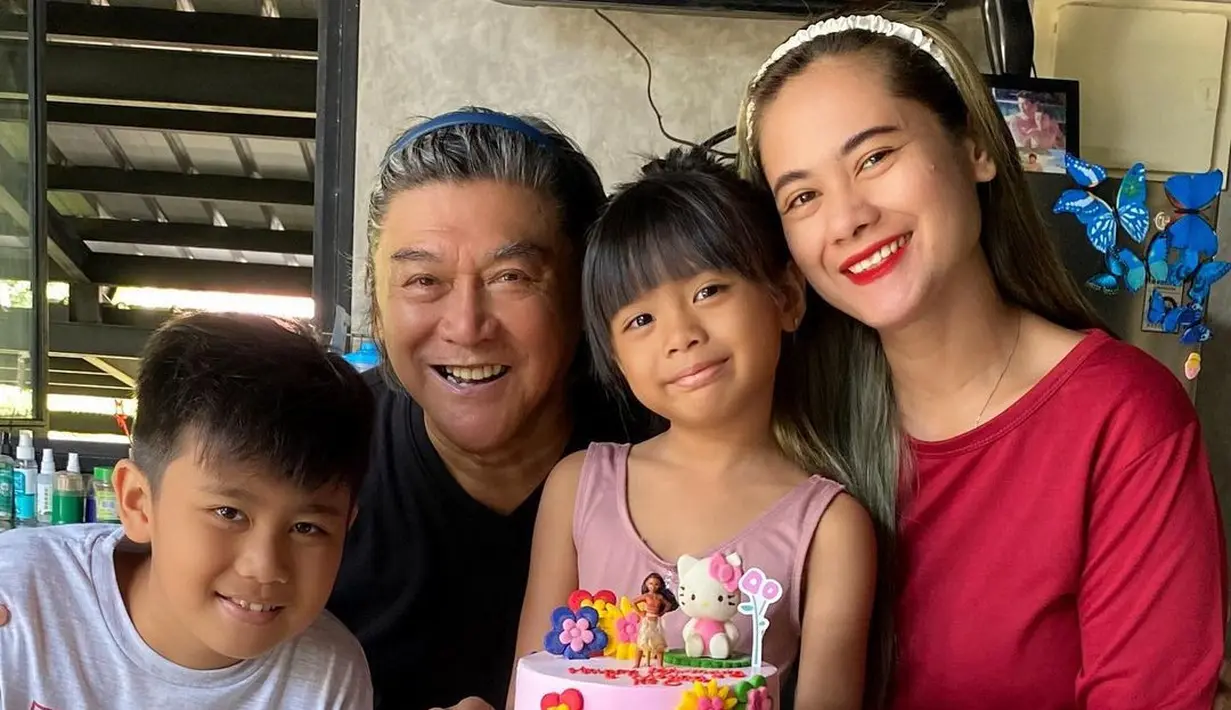 Berikut potret keharmonisan Willy Dozan dan Rumiyati Ningsih yang selama ini jarang terekspos. Hingga kini, usia pernikahan keduanya telah menginjak 13 tahun. [Instagram/willydozan777]