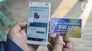Petugas saat mengisi saldo pada kartu ATM menggunakan aplikasi khusus di Kantor RW 02, Kelurahan Cilincing, Jakarta Utara, Rabu (17/3/2021).  (merdeka.com/Iqbal S. Nugroho)