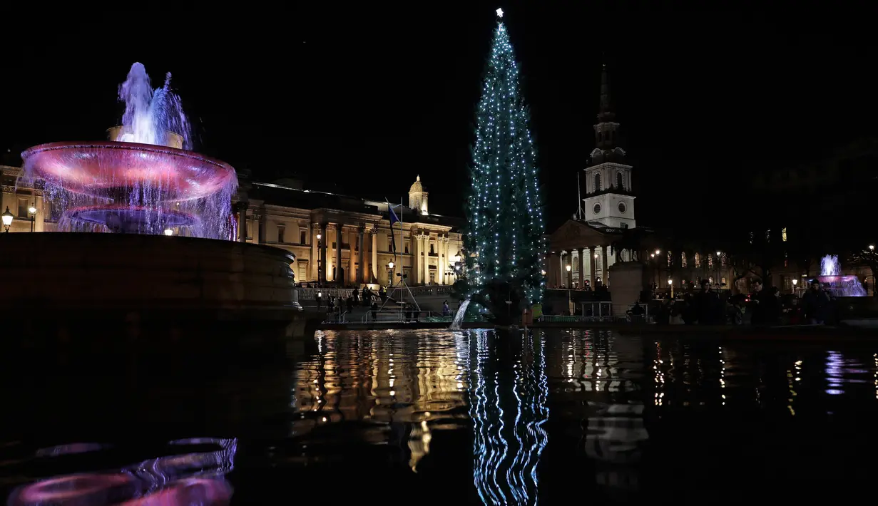 Sebuah pohon Natal raksasa terlihat setelah tradisi penyalaan lampu di Trafalgar Square, 7 Desember 2017. Setiap tahun London mendapat pohon Natal dari Norwegia sebagai tanda terima kasih atas dukungan Inggris selama perang dunia II (AP Photo/Matt Dunham)