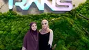 Riasan Ashanty menjadi pelengkap sempurna untuk gaya berhijabnya kali ini. Dengan makeup bertema soft glam dalam rona coklat yang natural, ia berhasil tampil memukau tanpa terkesan berlebihan. [@ashanty_ash].