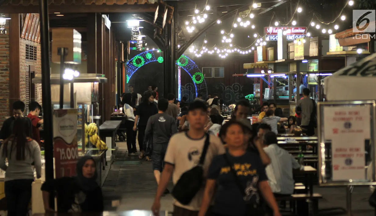 Orang-orang mengunjungi area Food Street di Pulau D reklamasi atau Pantai Maju, Jakarta, Selasa (29/1). Tidak hanya menyajikan makanan, pengunjung juga bisa menikmati alunan musik nan syahdu yang disajikan sepanjang malam. (Merdeka.com/Iqbal S. Nugroho)
