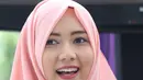 Wanita cantik ini adalah Izzah Ajrina, hijaber berprestasi yang juga pengusaha muda dari Surabaya. Izzah juga pendatang baru yang ikut ambil bagian di film yang diangkat dari novel yang telah ditulis sejak tahun 1992 tersebut. (Nurwahyunan/Bintang.com)